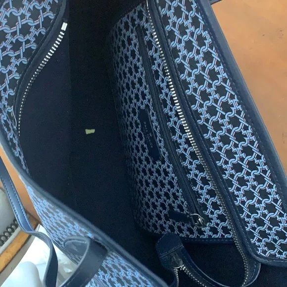 Kate Spade Light Blue, a little wear on the corner bottom - Picture 3 of 3